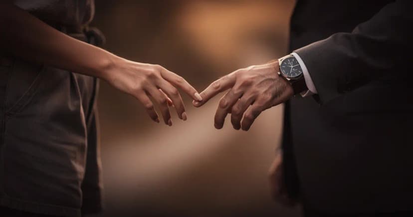 Две руки тянутся друг к другу, но не соприкасаются, символизируя хрупкость доверия в отношениях
